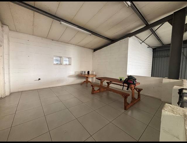 790M² WAREHOUSE TO LET IN STRAND INDUSTRIA